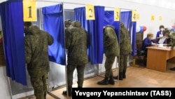 Militarii votează în alegerile parlamentare ruse din 2021 la secția de votare nr. 202 la școala secundară nr. 10 din satul Peschanka.