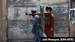 Anëtarët e një milicie private patrullojnë pasi forcat e sigurisë morën përsëri kontrollin e pjesëve të qytetit të Heratit pas betejës intensive me militantët talebanë, në Herat, 4 gusht 2021.