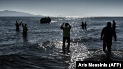 Архивска фотографија: Брод со мигранти пристигнува на Лезбос