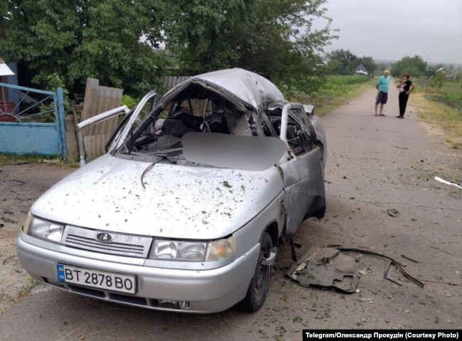 Російські військові атакували дроном-камікадзе автівку в Осокорівці Херсонської області, 14 червня 2024 року. Внаслідок атаки загинув чоловік