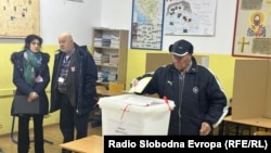 Një burrë duke votuar mëngjesin e hershëm në zgjedhjet e parakohshme presidenciale në Republikën Sërpska, entitetin serb të Bosnjës, 23 nëntor.