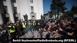 Щонайменше чотири людини постраждали зранку 20 вересня внаслідок сутичок під будівлею Верховної Ради в центрі Києва