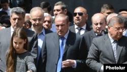 Armenia - Former President Levon Ter-Petrosian visits the Armenian genocide memorial in Yerevan with his granddaughter and political allies, 24Apr2016.