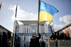 Участница акции в поддержку Украины у здания правительства Германии в Берлине