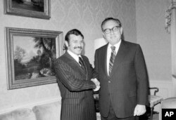 بوتفلیقه، وزیر خارجه وقت الجزایر (چپ) در دیدار با هنری کیسینجر، وزیر خارجه آمریکا، اکتبر ۱۹۷۵
