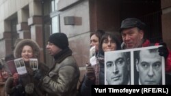 У здания Хамовнического суда в Москве 15 декабря