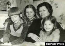 Жена Глеба Якунина Ираида с детьми