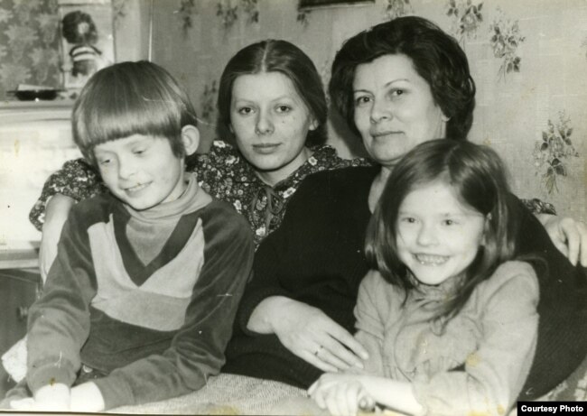 Жена Глеба Якунина Ираида с детьми