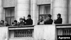 Cuplul Ceaușescu, premierul Dăscălescu și alți câțiva oficiali comuniști îm balconul Comitetului Central al PCR din Piața Palatului (Regal), cu puține minute înainte de huiduielile demonstranților. 21 decembrie 1989.