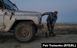 Ribar se sprema da izađe na jezero da proveri mreže.