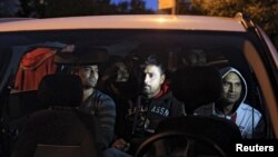 Илустрација: Мигранти патуваат со автомобил