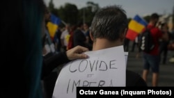 Sute de protestatari au promovat teorii ale conspirației, dar au și contestat măsurile anti-pandemie luate de autorități.