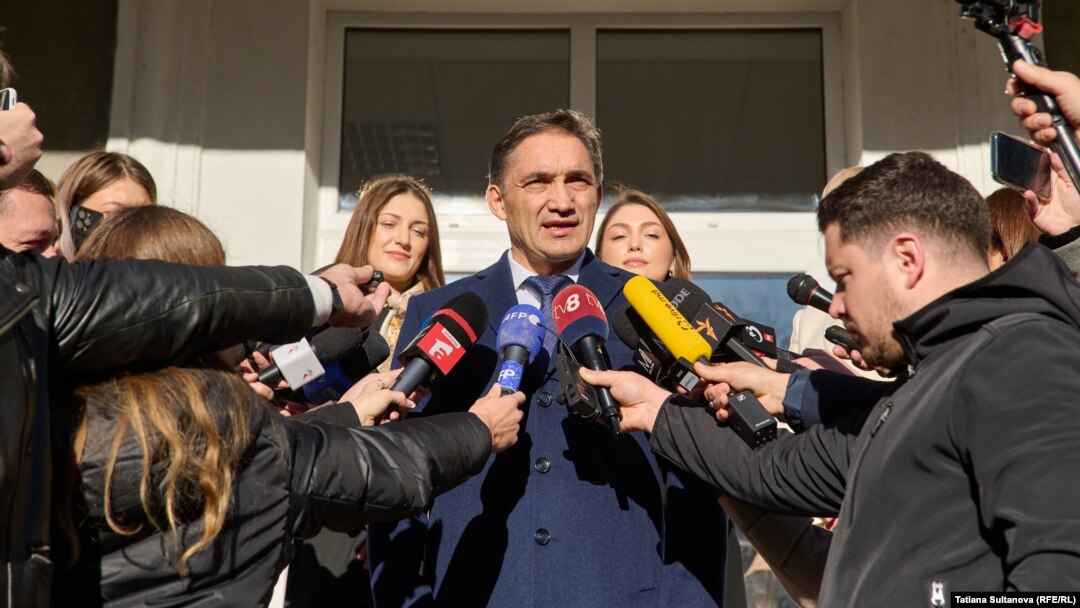 Alexandr Stoianoglo vorbind presei la ieșirea din secția de votare, pe 3 noiembrie.