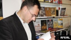 Юры Гардзееў падпісвае сваю новую кнігу.