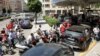 صف موتورها و ماشین‌های منتظرِ سوخت در پمپ‌بنزینی در بیروت، ۲۹ ژوئن ۲۰۲۱