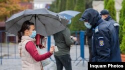 Iași, în pregătirea pelerinajului la moaștele Sfintei Parascheva, jandarmii verifică buletinele de identitate ale celor care intră în Catedrala Mitropolitană. 8 octombrie 2020. Inquam Photos/ Liviu Chirica