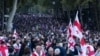 Zeci de mii de oameni, mărșăluind pe 4 octombrie la Tbilisi, în timpul unui protest antiguvernamental