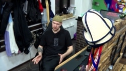 Блогер из Бишкека Виталий Белошапкин изучает кыргызский и креативно обучает других