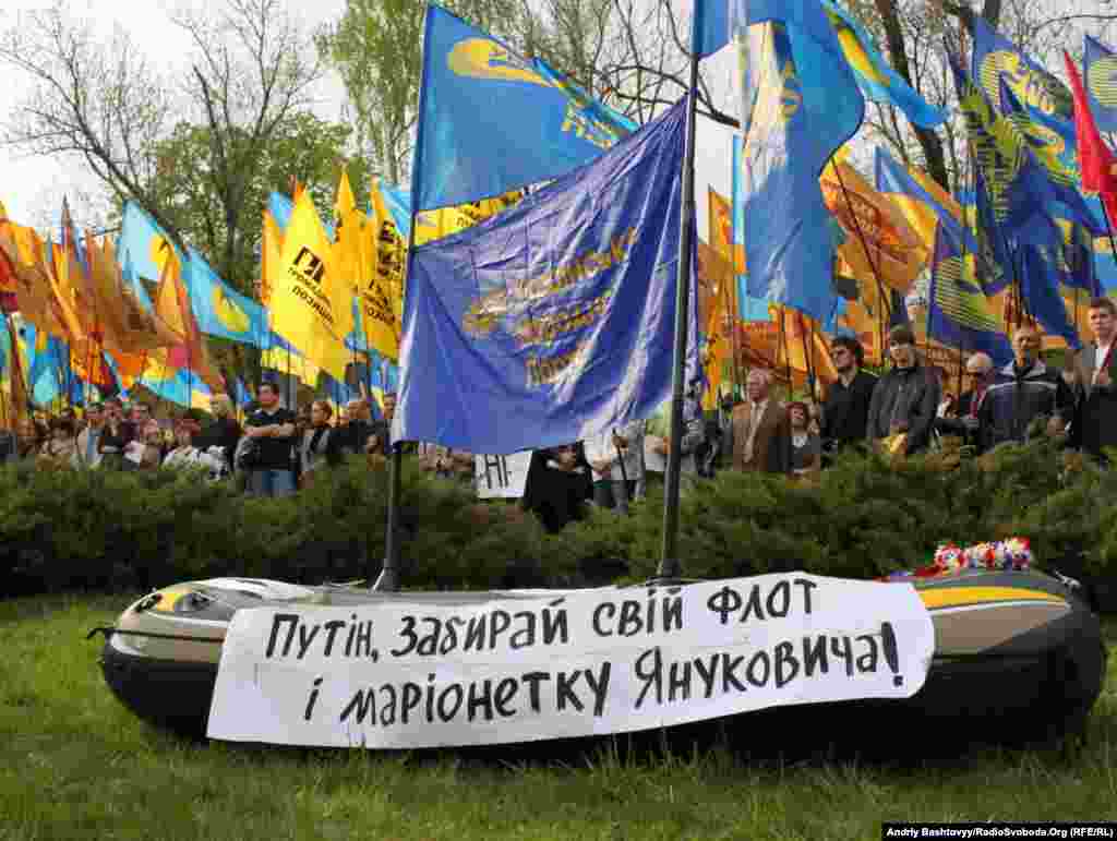 О 17.00 прихильники інших опозиційних сил провели власну антиурядову акцію протесту біля пам'ятника Тарасові Шевченку.Photo by Andrii Bashtovyi for Radio Liberty