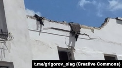 За даними голови області, через удар пошкоджені будівля лікарні та автомобіль