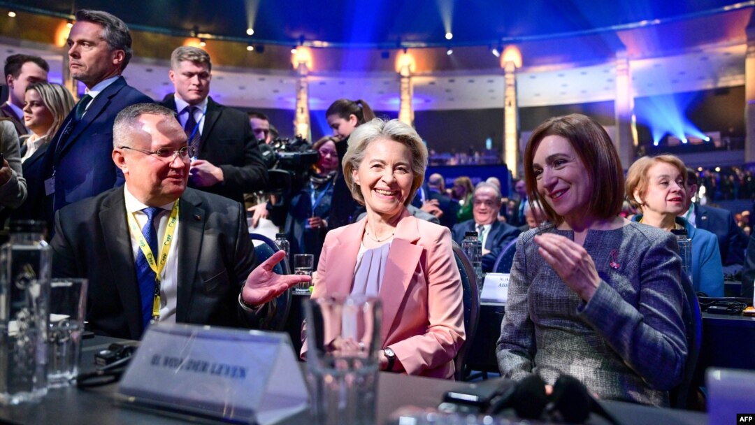 La București se reunesc mai mult de 2.000 de delegați ai partidelor din peste 40 de țări europene, nu doar cele UE. Președinta Comisiei Europene, Ursula von der Leyen, stă între liderul PNL Nicolae Ciucă și președinta Moldovei, Maia Sandu. București, 6 martie.