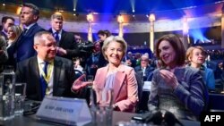 La București se reunesc mai mult de 2.000 de delegați ai partidelor din peste 40 de țări europene, nu doar cele UE. Președinta Comisiei Europene, Ursula von der Leyen, stă între liderul PNL Nicolae Ciucă și președinta Moldovei, Maia Sandu. București, 6 martie.