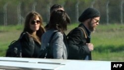 Angelina Jolie i Brad Pitt na aerodromu u Tivtu, 06.04.2010.