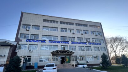 Түрмедегі порно: бұлшық еттері бар бұлшықеттер, қара нәсілділер, гейлер Юбкадағы кеңселік порно