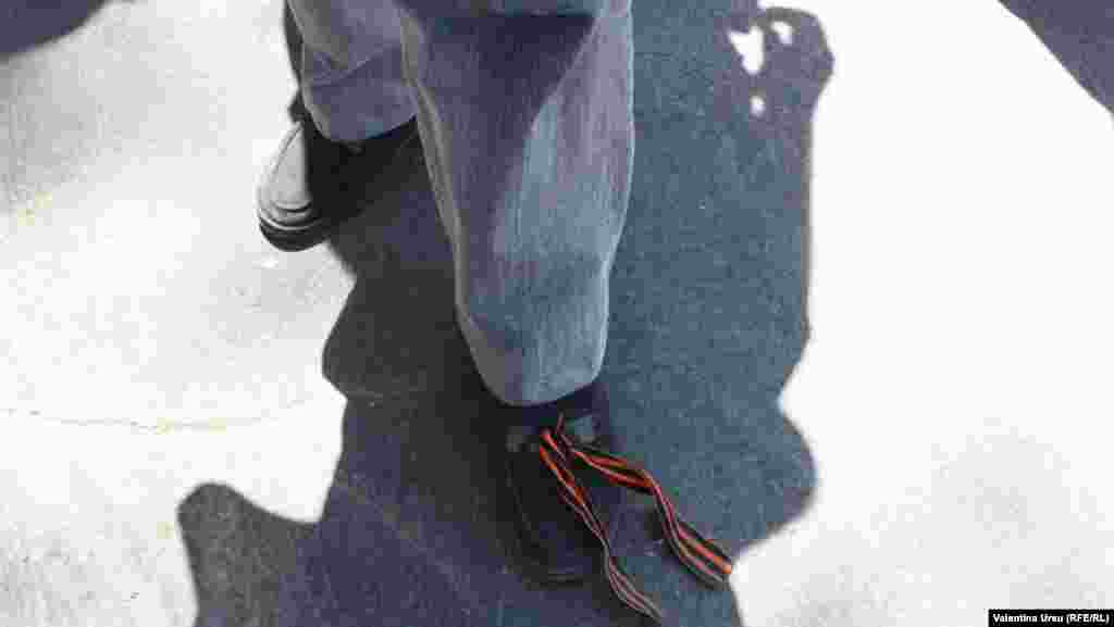 Moldova, Russian Youth League share St. George ribbon in central Chisinau at  Victory Day celebrations