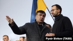 Михаил Саакашвили (слева) во время акции протеста перед Верховной радой в Киеве, 22 октября 2017 года.