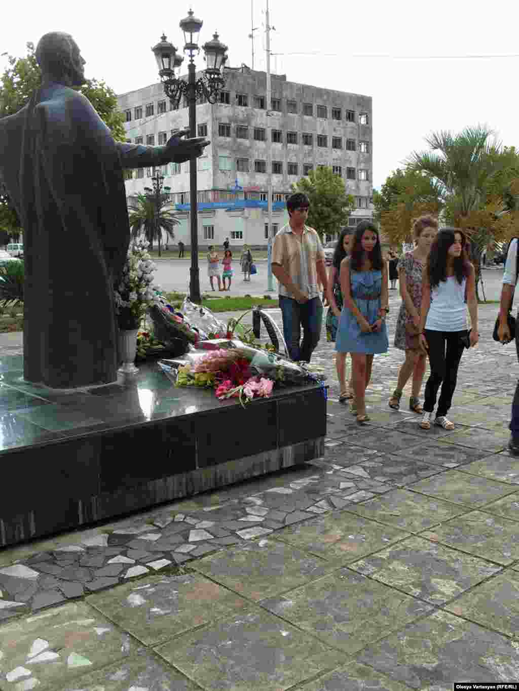 Молодежь возложила цветы к мемориалу жертв войны в Гудаута