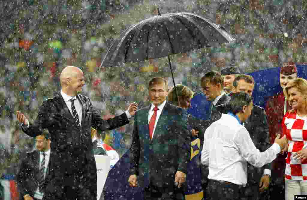 După finala campionatului mondial la fotbal de la Moscova, iunie 2018. Putin a fost criticat pentru faptul că paza i-a deschis umbrela, în timp ce președinții Franței și Croației care stăteau alături au rămas să stea în ploaie.&nbsp;