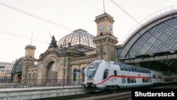 Vlak tvrke Deutsche Bahn u Drezdenu, Njemačka (ožujka 2018.)
