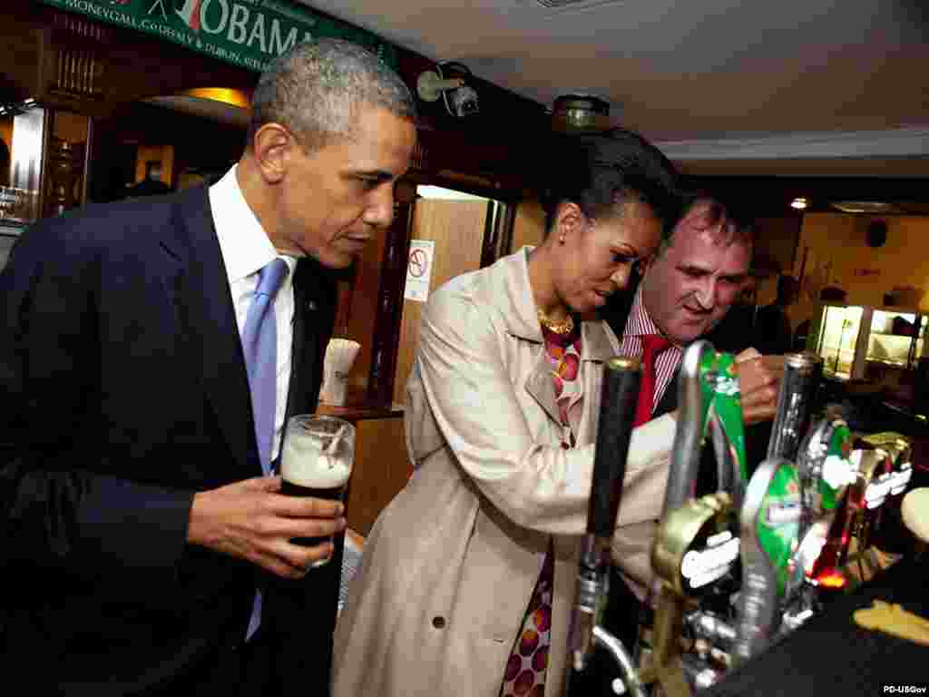 Irska - Predsjednik Obama sa suprugom Michelle Obama u Ollie Hayes pubu, Moneygall, 23.05.2011. Foto: Pete Souza 