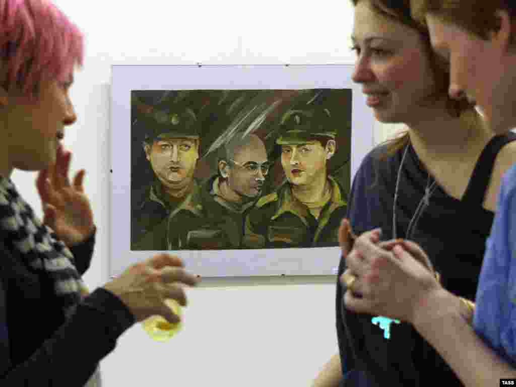 В ЦДХ открылась выставка "Рисуем суд", посвященная процессу над Ходорковским и Лебедевым