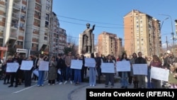 Disa studentë dhe profesorë të Universitetit në Mitrovicën e Veriut protestojnë kundër integrimit në sistemin kosovar të arsimit, 11 mars 2026.