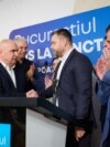 Premierul Ilie Bolojan (președintele PNL) îl felicită pe candidatul partidului, Ciprian Ciucu, la alegerile locale parțiale pentru funcția de primar general al Capitalei, după publicarea exit-poll-ului, pe 7 decembrie 2025.