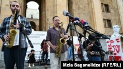 Наряду с традиционными митингами, гражданские активисты устраивают различные перформансы, выставки и другие мероприятия