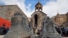 Дзвони, зняті з монастиря Вірменської апостольської церкви Дадіванк, збудованого у IX столітті, які місцеві вірмени, що залишають сепаратистський район Нагірний Карабах і їдуть до Вірменії, беруть із собою. 14 листопада 2020 року
