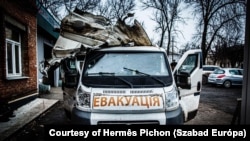 Чоловік прямував у напрямку більш безпечної місцевості, перевозячи поранену дружину на санях. Але через російські удари дронами подружжя загинуло 