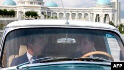 Президент Туркменистана Гурбангулы Бердымухамедов (справа) и посетивший Ашгабат с визитом премьер-министр России Дмитрий Медведев в автомобиле ГАЗ-21. 31 мая 2019 года.