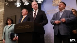 Теменужка Петкова, Костадин Ангелов, Росен Желязков, Атанас Зафиров и Павела Митова от Съвместния съвет за управление на коалицията ГЕРБ-БСП-ИТН, 2 декември 2025 г.