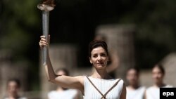 ბერძენი მსახიობი კატერინა ლეჰუ ოლიმპიური ჩირაღდნით ხელში საბერძნეთის ქალაქ ოლიმპიაში. 