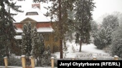 Биздин үйдөгү терезелер ушул көчөгө чыгат, Солдат быйылкы карды көрбөй калды. 