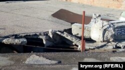 Балаклава, разрушенная дорога над каналом бывшего военного объекта