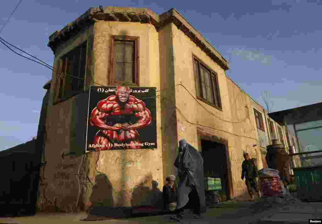 An incongruous street scene in the Afghan capital, Kabul. (Reuters/Mohammad Ismail)