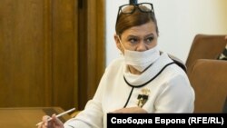 Соня Момчилоа първо стана пиар на служебното правителство, а в края на юли президентът е назначи в СЕМ