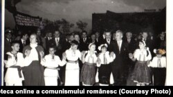 Ceaușescu nu scăpa nicio ocazie să se afișeze cu copiii. 1 Mai 1979 - Ceaușescu se prinde în hora entuziastă a copiilor şi tineretului. Fototeca online a comunismului românesc; cota:60/1979