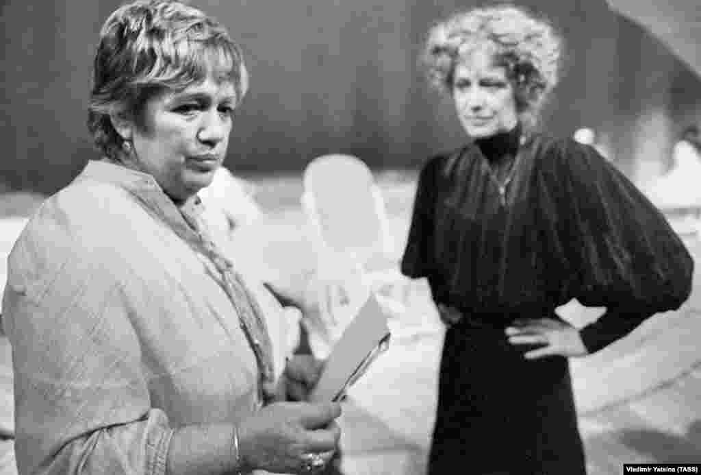 Галина Волчек и Марина Неелова во время репетиции мизансцены спектакля "Три сестры". Фото: Владимир Яцина (Фотохроника ТАСС)