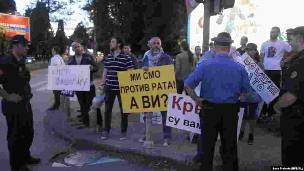 Dolazak Rasmusena je obilježio i protest petnaestak osoba koje su ga dočekale zvižducima i antifašističkim parolama. &quot;Dolazak generalnog sekretara NATO Anders Fog Rasmusena u Podgoricu tri dana prije važnih lokalnih izbora širom Crne Gore predstavlja grubi predizborni pritisak na crnogorske glasače da ne glasaju za promjenu postojeće vlasti&quot;, navodi se u saopštenju Pokreta za neutralnost.